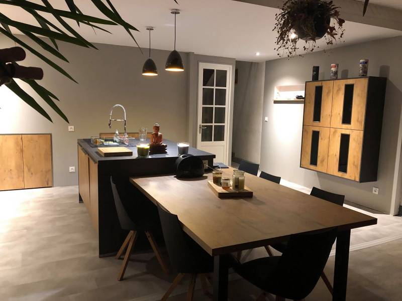 Conception de cuisine en bois avec ilot central sur mesure à Toulouse