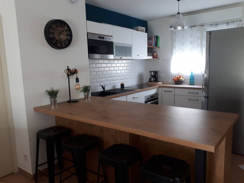 Réalisation d'une Cuisine petit espace avec façades blanches mat et plan de travail chene vintage sur Verdun sur Garonne 82 